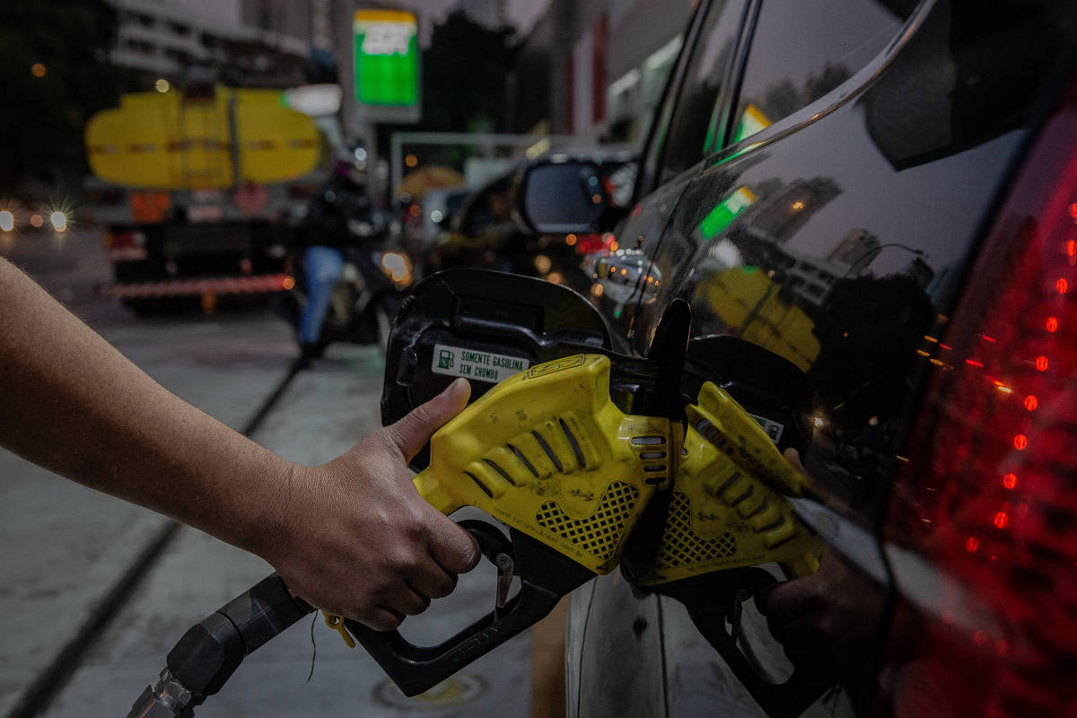 Mega-aumento da gasolina pode detonar ciclo vicioso de mais inflação, juros e dívida pública
